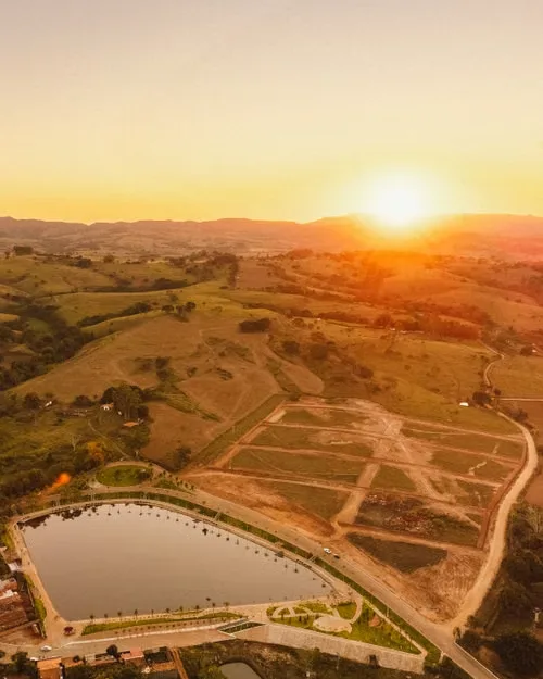 Lago y zonas verdes al atardecer — imagen de referencia